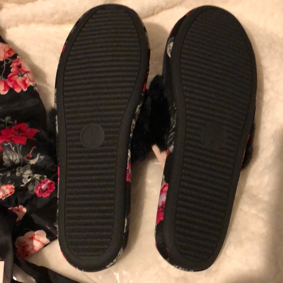 COPY - NWT Victoria Secret Flowered slippers - Picture 4 of 8